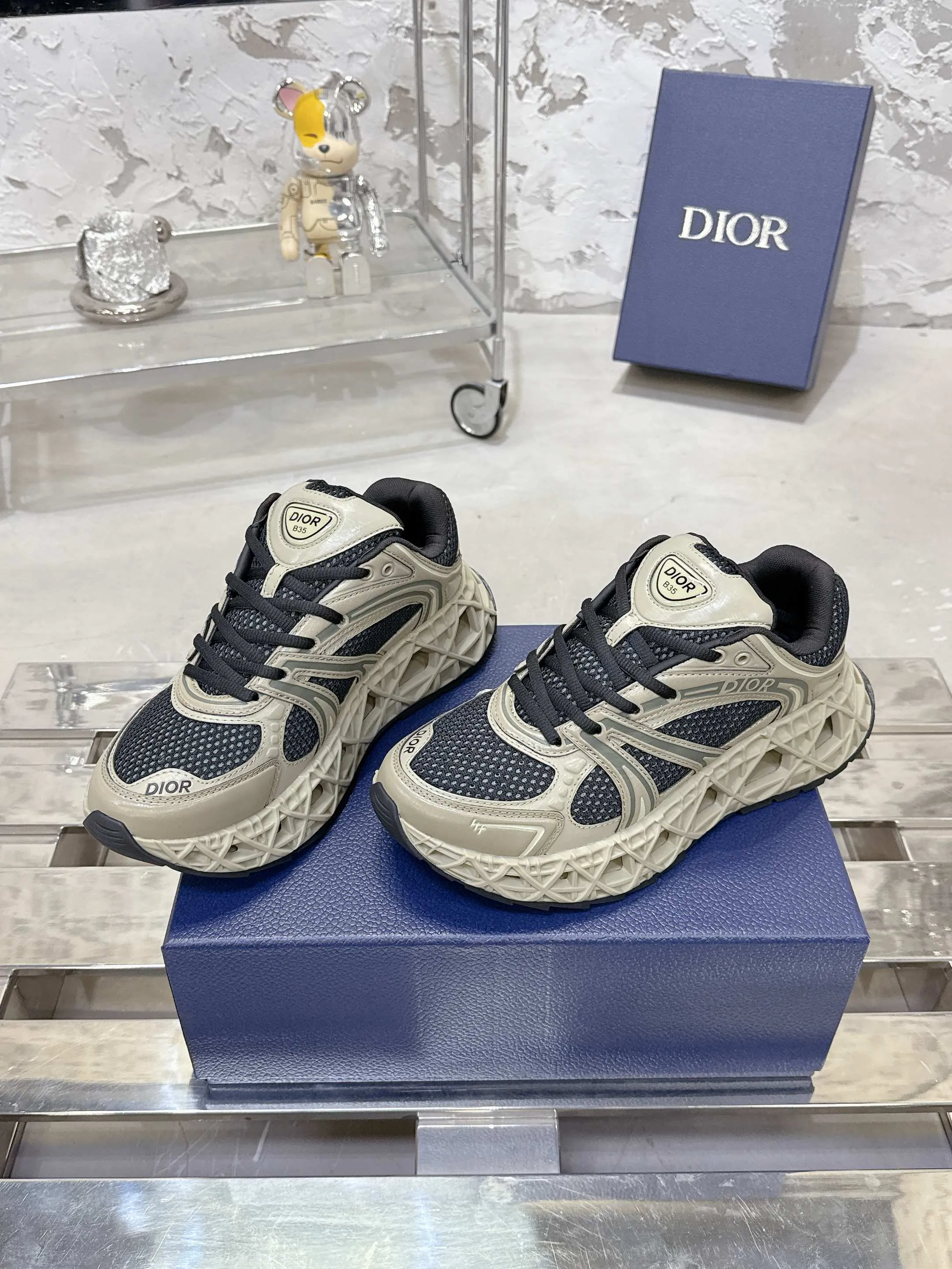 Factory price 780💰 Top version! ! ! Dior (B35) DIOR spring and summer men's wear show, the show was held at the Valle de Grasse School in Paris. Kim Jones drew inspiration from the works of South African artist Hylton Nel. The details of the shoes, clog soles and tribal elements, cleverly blended luxury craftsmanship and practicality, with fresh childishness and bright temperament, creating a new season hot spot. Dior KAWA Dior co-branded casual sports shoes reinterpret running shoes with Dior's high-end style. B35 is made of fine-textured leather and mesh fabric materials. It can be worn in all seasons, is comfortable and breathable, and has multiple lines on the shoe body to outline details. It has a full retro three-dimensional feel and can create a casual look all year round! Fabric: Cowhide/customized cloth material Lining: Imported breathable mesh Outsole: Original molded outsole Size: 39-46 (customized at 45.46)